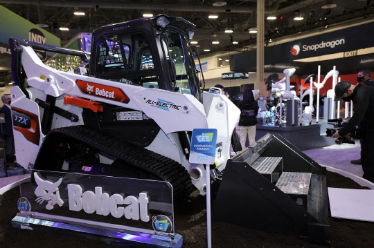 두산밥캣의 세계 최초 완전 전동식 콤팩트 트랙로더 T7X. <두산그룹 제공>